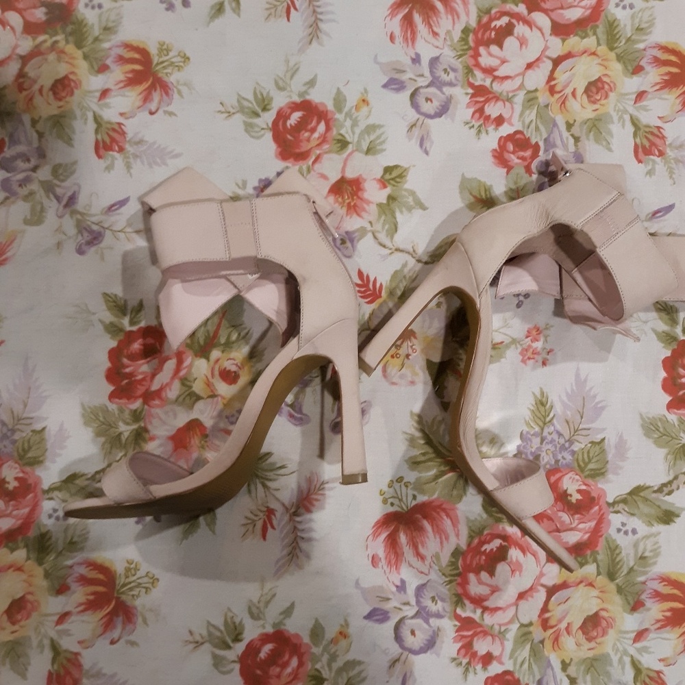 Betsey Johnson Light Pink Friskyy Bow Heels. - Picture 8 of 10